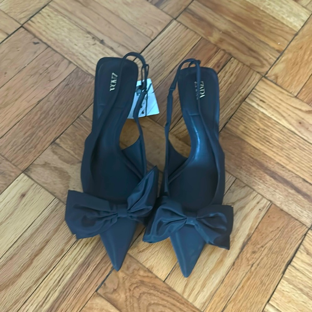 Zara pointy toe heel with bow
Black 
Worn once 
Size 38